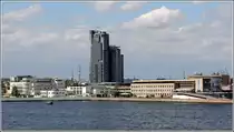 Gdynia. Die �ber 140 m hohen Sea Towers �berragen das Zentrum der Stadt. Rechts daneben ist das Aquarium auf der S�dmole zu sehen. 14.05.2013