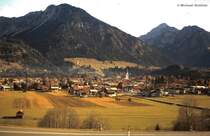 Blick von der Stra�e, die ins Kleinwalsertal f�hrt, auf Oberstdorf im Allg�u (Scan vom Dia, November 1983) 