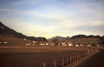 �ber Nebenstra�en kann man von Oberstdorf durch das Oberallg�u �ber Rubi (hier im Bild), Reichenbach, Altst�dten nach Sonthofen dem Verkehr auf der B 19 ausweichen (Scan vom Dia, November 1983)