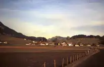 �ber Nebenstra�en kann man von Oberstdorf durch das Oberallg�u �ber Rubi (hier im Bild), Reichenbach, Altst�dten nach Sonthofen dem Verkehr auf der B 19 ausweichen (Scan vom Dia, November 1983)