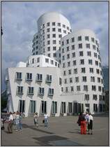1998 bzw. 1999 wurden die sogenannten Gehry-Bauten im D�sseldorfer Medienhafen fertiggestellt. Es handelt sich dabei um drei �u�erst ungew�hnlich gestaltete Turmkomplexe, die von dem Stararchitekten Frank Owen Gehry entworfen wurden. Hier sieht man das Geb�udeteil mit der wei�en Fassade. (06.08.2006)