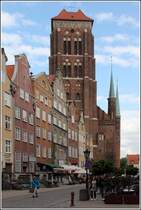 Gdansk. Der Turm der Marienkirche berragt die Piwna. Die Marienkirche zu Danzig ist eine der grten Backsteinkirchen der Welt. In ihrem Inneren finden bis zu 25.000 Personen Platz. Mit dem Kirchenbau wurde im 14. Jahrhundert begonnen, im Mrz 1945 wurde sie schwer beschdigt, in den Folgejahren aber wieder aufgebaut. 14.05.2013