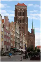 Gdansk. Der Turm der Marienkirche �berragt die Piwna. Die Marienkirche zu Danzig ist eine der gr��ten Backsteinkirchen der Welt. In ihrem Inneren finden bis zu 25.000 Personen Platz. Mit dem Kirchenbau wurde im 14. Jahrhundert begonnen, im M�rz 1945 wurde sie schwer besch�digt, in den Folgejahren aber wieder aufgebaut. 14.05.2013