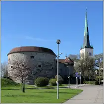 Tallinn. Der Wehrturm tr�gt den Namen 'Dicke Margarethe'. Rechts im Bild der Turm der St. Olaikirche. 16.05.2013