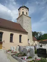 Gosheim, Pfarrkirche Beatae Maria Virginis, erbaut von 1730 bis 1734, Unterbau des 
Kirchturms ist der ehem. Bergfried der Burg Gosheim (15.06.2013)