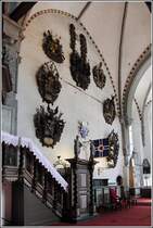 Tallinn. Eine Besonderheit im Dom sind die vielen aus Holz geschnitzten Wappenepitaphe, die an Wnden und Sulen hngen. 16.05.2013