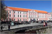 Tallinn. Auf dem Domberg steht das Schloss. Es beherbergt das Parlament Estlands. Leider drfen auf dem Platz davor Autos parken. 16.05.2013