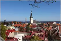 Tallinn. Blick vom Domberg �ber die Unterstadt (Altstadt) zur St. Olai Kirche. 16.05.2013