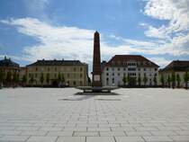 Hningen (Huningue), der neugestaltete Abbatucci-Platz mit dem Denkmal fr den gefallenen General, Mai 2013