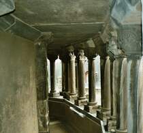 Die Porta Nigra ist das nrdliche Stadttor der Rmerstadt. Verwitterund, Ru und Staub lieen die die Steine im Laufe der Jahrhunderte schwarz werden und gaben dem Bauwerk die Bezeichnung  Porta Nigra  (Schwarzes Tor).
Hier der Sulengang