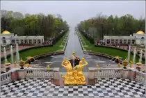 Schloss Peterhof bei St. Petersburg. Blick von der Gro�en Kaskade entlang des Kanals zum Finnischen Meerbusen. 17.05.2013