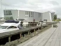 Middelfart, Kulturzentrum am Hafen Tek-Ka Marina, erbaut 2005 durch das Architekten B�ro Schmidt Hammer Lassen aus Aarhus, beinhaltet ein Kino, Cafe, Tourismusinfo und Stadtbibliothek (21.06.2013)