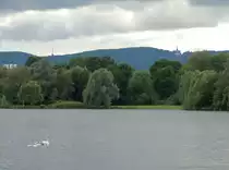 Aufnahme am Rande des Hessentages, Blick vom Buga-Park hinüber zum Herkules, mit auf der Aufnahme eine Schwan-Mutter mit ihren Jungen (23.6.2013).