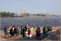 St. Petersburg. Vom Birschewaja-Platz bzw. von der Strelka genie�t man einen wundersch�nen Blick auf die Schokoladenseiten der Stadt. Deshalb ist er auch bei Hochzeitsgesellschaften ein beliebter Ort f�r Fotos. Im Hintergrund ist die Peter-und-Paul-Festung zu sehen. 18.05.2013