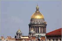 St. Petersburg. Die Kuppel der 101,5 m hohen Isaakskathedrale berragt die Dcher der Stadt.