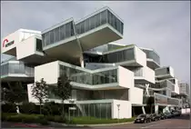 . Gestapelte B�ros - Verwaltungsgeb�ude von Herzog & de Meuron in Allschwil bei Basel. Die einzelnen B�robalken bestehen aus Stahlfachwerkkonstruktionen. An den Schnittpunkten finden sich die Treppenverbindungen der Geschosse untereinander. 19.06.2013 (Matthias)