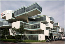 . Gestapelte Bros - Verwaltungsgebude von Herzog & de Meuron in Allschwil bei Basel. Die einzelnen Brobalken bestehen aus Stahlfachwerkkonstruktionen. An den Schnittpunkten finden sich die Treppenverbindungen der Geschosse untereinander. 19.06.2013 (Matthias)