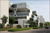 . Gestapelte Bros - 

Verwaltungsgebude in Allschwil bei Basel. Architekten: Herzog & Meuron (Basel), Fertigstellung: 2010. 

Mehr und grere Bilder:
http://architektur.startbilder.de/name/galerie/kategorie/architekten~herzog-und-de-meuron~2010-verwaltungsgebaeude-allschwil.html -

19.06.2013 (Matthias)