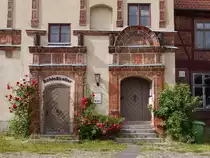 Mit Terrakotten verzierte Eing�nge nach oben und nach unten am Schloss Gadebusch (zwischen Schwerin und Ratzeburg); 24.06.2013
