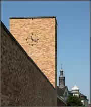 . Marianum Kloster Hegne, Allensbach - Entlang der Mauer auf der Nordseite wurde ein Glockenturm mit Uhr integriert. Im Hintergrund �ltere T�rme des Kloster Hegne. 17.06.2013 (Matthias)