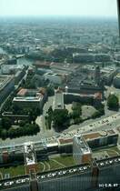 Blick vom Fernsehtum in den Sueden Berlins. Links in der Mitte die alte Klosterruine (eins der �ltesten Geb�ude Berlins).Der hohe Turm geh�rt zum Stadthaus, heute Finanzsenat. �ber der Spree ist noch schwach das m�rkische Museum mit seinem gr�nen Spitzdach zu sehen.