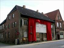Was will uns der Knstler damit sagen - ein roter Vorhang am verwahrlosten Haus, worin sich ehemals das Kino befand? Wittenburg, Groe Strae; 24.06.2013
