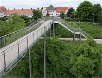 . Steg und Turm - An den Schlaichturm angebaut ist dieser filigrane Fugngersteg, der eine Bundestrae und eine Bahnlinie berquert. Die Treppenabgnge fhren zur S-Bahnstation  Weil am Rhein Gartenstadt . 20.06.2013 (Matthias)