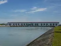 Fessenheim, das Wasserkraftwerk am Rheinseitenkanal, hier die Einstrmseite, Juni 2013