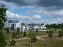 Nahe der Trabrennbahn in Karlshorst - im Carlsgarten - sind teils idylissche Einfamilienhuser entstanden. 23.6.2013