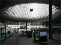 . Neue Messe Basel - Der westliche Teil des Messeplatzes wurde mit den neuen Hallen berbaut. ber eine groe ffnung fllt Sonnenlicht aber auch Regen auf die Straenbahnhaltestelle. Deshalb waren dort trotz berbauung Unterstnde notwendig. 19.06.2013 (Matthias)