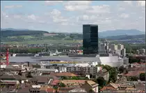. Neue Messe Basel - 

2013 wurde die von den Basler Architekten Herzog & de Meuron geplanten neue Messehallen fertiggestellt. Hier ein Blick auf den in der Sonne glnzenden Neubau vom Mnster aus gesehen. Hinter den neuen Messehallen sieht man den 2003 fertiggestellen Messeturm, Architekten: Morger & Degelo & Daniele Marques.  

http://www.herzogdemeuron.com/index/projects/complete-works/201-225/213-messe-basel-new-hall/IMAGE.html

22.06.2013 (Matthias)