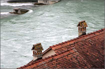 . Zwei Berner Kamine und viel Wasser - Blick von der Mnsterplatform auf die volle Aare. 21.06.2013 (Matthias)