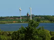 Blick vom Golfplatz �ber den Burger Binnensee auf die evangelischen St. Nikolai Kirche in Burg Fehmarn.
Aufnahme vom 03.06.2013