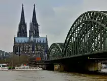 Blick von der Sch�l Sick (der schlechten Seite, so nennen die K�lner das rechtsrheinische Ufer) auf den K�lner Dom und die Hohenzollernbr�cke �ber den hochwasserf�hrenden Rhein am 01.08.2012.