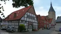 Restauriertes Fachwerkhaus sowie  Sackmuseum  rechts daneben unweit von St. Nikolaus in Nieheim, Kreis H�xter (NRW, Juni 2013)