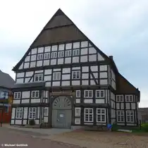 Der Ratskrug von 1712 direkt neben dem Rathaus von Nienheim, Kreis H�xter (NRW, Juni 2013)