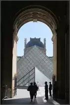 . Blick zu den Pyramiden - Louvre, Paris, 17.07.2012 (Matthias)