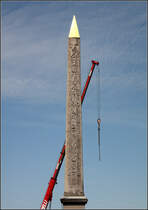 . Schiefe Konkurrenz - Oblisque und Kran am Place De La Concorde, 18.07.2012 (Matthias)