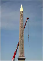. Schiefe Konkurrenz - Ob�lisque und Kran am Place De La Concorde, 18.07.2012 (Matthias)