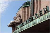 Die Lampentrger-Figuren neben dem Haupteingang des Hauptbahnhofs in Helsinki sind inzwischen gern genutzte Werbetrger. 19.05.2013