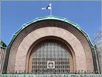 Das Fenster oberhalb des Haupteingangs zum Hauptbahnhof in Helsinki. 19.05.2013