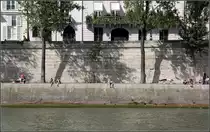 . B�ume und ihr schr�ger Schatten - Paris, an der Seine, 18.07.2012 (Matthias)