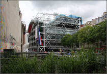 . Centre Pompidou - Anders als die Stadt drumherum, trotzdem passt das Bauwerk, vergleichbar eine Kathedrale ins Stadtbild. Frhwerk (1977) von Renzo Piano und Richard Rogers, beide heute sehr bekannte Architekten. 18.07.2012 (Matthias)