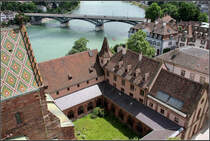 . Kreuzgang Mnster - Blick einem der beiden Mnstertrme auf den Kreuzgang mit dem Rhein im Hintergrund. Basel, 22.06.2013 (Matthias)