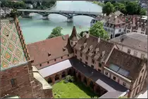 . Kreuzgang M�nster - Blick einem der beiden M�nstert�rme auf den Kreuzgang mit dem Rhein im Hintergrund. Basel, 22.06.2013 (Matthias)