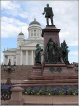 Helsinki. An der Aleksanterinkatu befindet sich der Senatsplatz mit seinem klassizistischen Geb�udeensemble. An der Nordseite steht der Dom und davor das Denkmal des Zaren Alexander II. 19.05.2013

