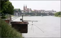 . Basel, eine Stadt am Rhein - Die Aufh�ngung im Vordergrund ist wohl f�r ein Netz zum Fischfang gedacht? Im Hintergrund die Wettsteinbr�cke vor dem M�nster. 19.06.2013 (Matthias)