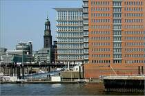 Der Hamburger Michel und die neue B�robebauung am Sandtorh�ft. 15.7.2007 (Matthias)