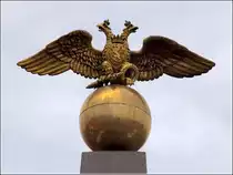 Helsinki. Auf dem Marktplatz am Hafen steht ein Obelisk mit dem russischen Doppeladler, der Keisarinnan kivi. Er erinnert daran, dass Finnland von 1809 bis 1917 vom zaristischen Russland beherrscht wurde. 19.05.2013