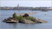 Die kleine Insel Ryssansaari liegt zwischen der im Hintergrund liegenden Seefestung Suomenlinna und Helsinki. Hier l�sst es sich gut ausspannen und die in Finnland unverzichtbare Sauna ist wohl in der kleinen H�tte am Ufer eingerichtet. 19.05.2013